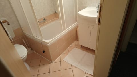 Standard Twin Room | Bathroom | Free toiletries, hair dryer, towels