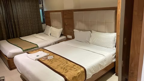 Quadruple Room | Desk, laptop workspace, free WiFi