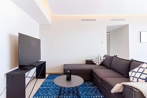 Comfortable living room w/ sofa seating & TV, perfect for unwinding after a day out