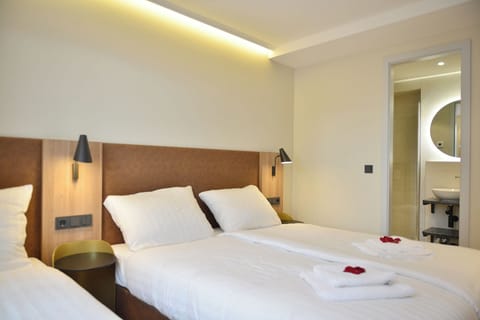 Comfort Triple Room | In-room safe, desk, blackout drapes, free WiFi