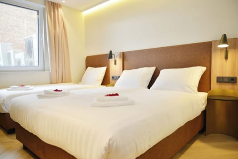 Comfort Triple Room | In-room safe, desk, blackout drapes, free WiFi