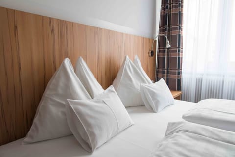 Double or Twin Room with Shared Toilet and Private Shower | Desk, iron/ironing board, cribs/infant beds, free WiFi