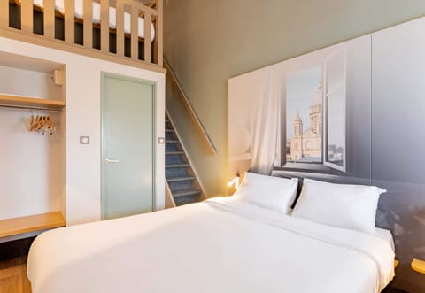 Premium bedding, desk, soundproofing, free WiFi