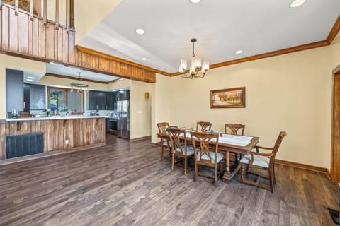 Dining Room Near Living Room & Kitchen Room for 6 