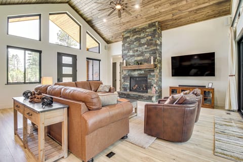 Show Low Vacation Rental | 4BR | 2.5BA | 2,600 Sq Ft | 6 Steps to Enter