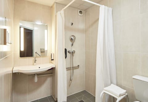 Double Room, Accessible, Non Smoking | Bathroom | Shower, towels