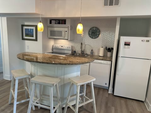 Fully stocked kitchen with island and 3 stools