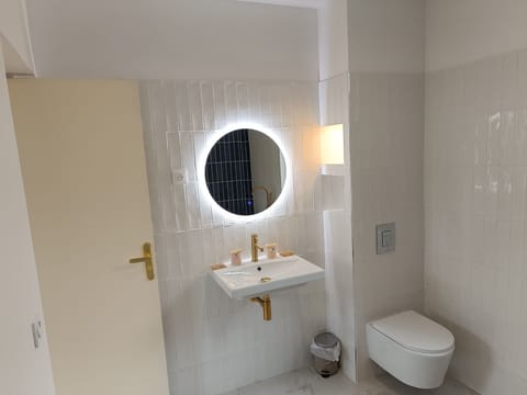Deluxe Suite, 1 Queen Bed, Bathtub | Bathroom