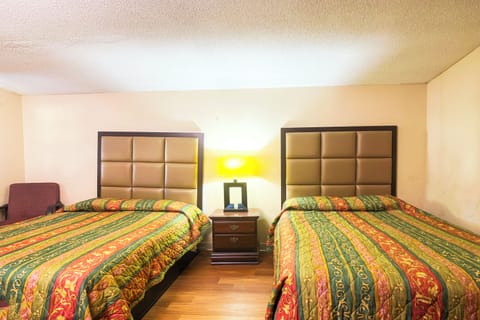 2 Full Bed Smoking | Desk, free WiFi, bed sheets