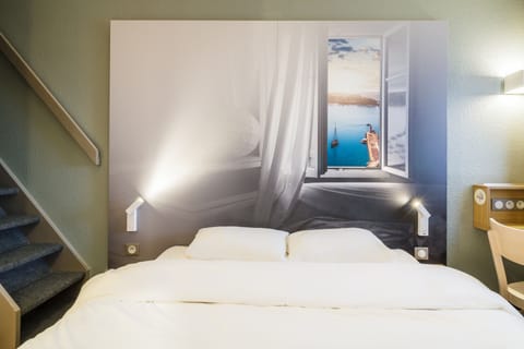 Desk, soundproofing, free WiFi, bed sheets