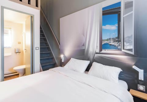 Desk, soundproofing, free WiFi, bed sheets