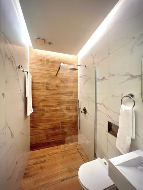 Comfort Triple Room | Bathroom | Shower, free toiletries, hair dryer, bidet