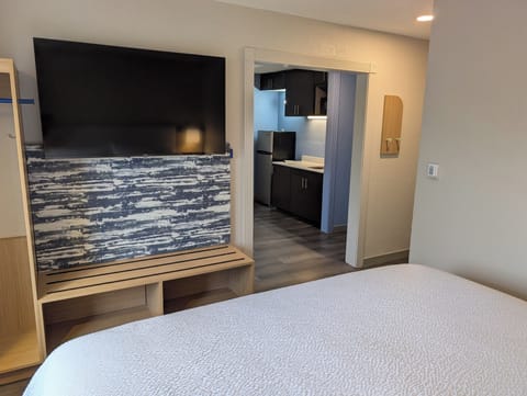 Suite, 1 King Bed | Desk, laptop workspace, blackout drapes, iron/ironing board