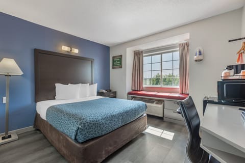 Standard Room, 1 Queen Bed | Desk, blackout drapes, iron/ironing board, free WiFi