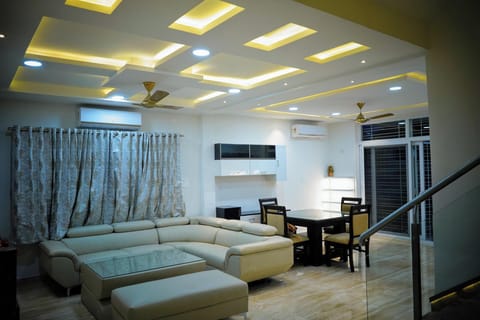 Apartment (5 Bedrooms) | Living area