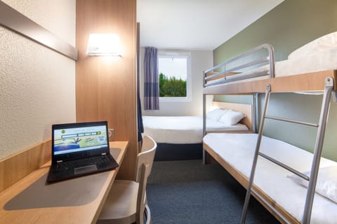 Quadruple Room | Desk, soundproofing, free WiFi, bed sheets