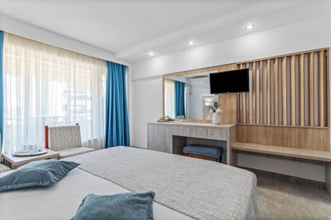 Comfort Double Room, Balcony | In-room safe, desk, blackout drapes, iron/ironing board