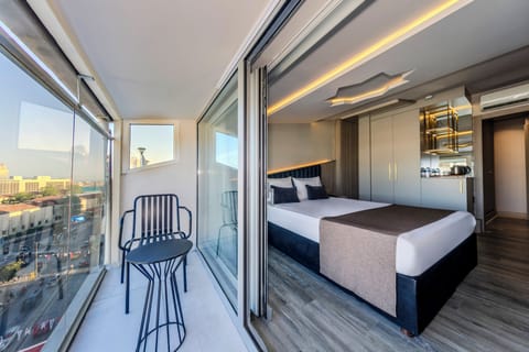 Deluxe Studio Suite, 1 Double Bed, City View | Terrace/patio
