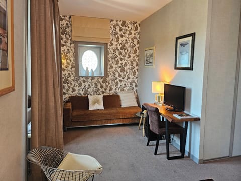 Double Room (Privilege) | Living area | Flat-screen TV