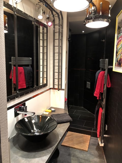 Deluxe Double Room (Backstage) | Bathroom | Free toiletries, towels