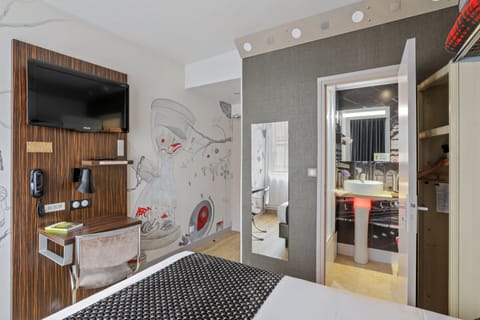 Double Confort | Premium bedding, desk, laptop workspace, blackout drapes