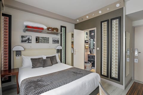 Double Confort | Premium bedding, desk, laptop workspace, blackout drapes