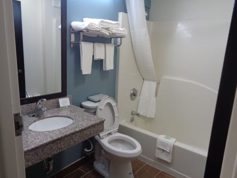 Combined shower/tub, hair dryer, towels