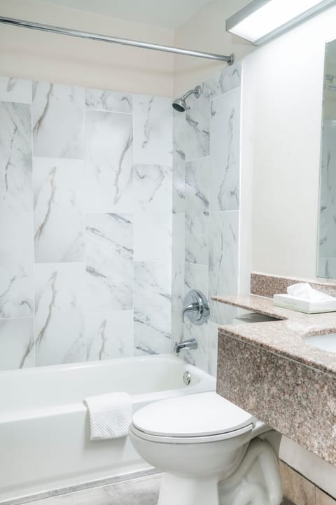 Standard Room, 1 King Bed | Bathroom | Combined shower/tub, free toiletries, hair dryer, towels