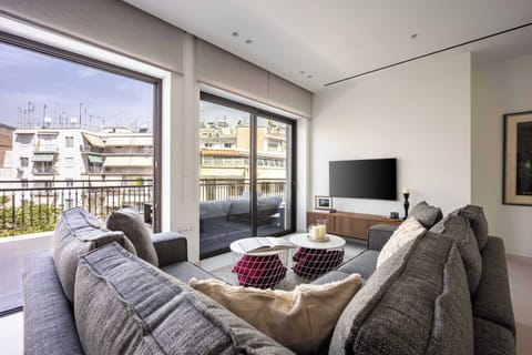 Floor‑to‑ceiling windows create airy comfort, with stunning living area praised as truly superb and inviting.

