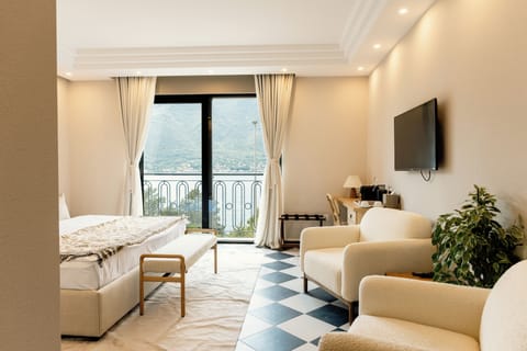 Deluxe Double Room, Sea View | Minibar, in-room safe, blackout drapes, soundproofing