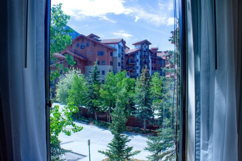 【Bedroom】Wake up to the mountain right outside the window