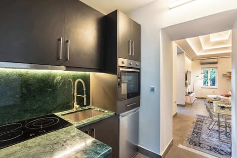 Main house: Fully-equipped kitchen