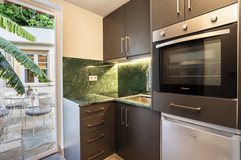 Main house - Fully-equipped kitchen