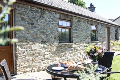 Outside view of Yr Onnen