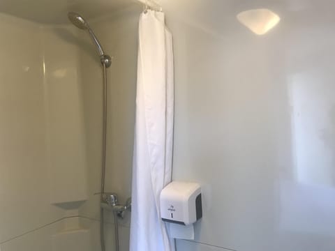 Standard Room, 2 Twin Beds | Accessible bathroom