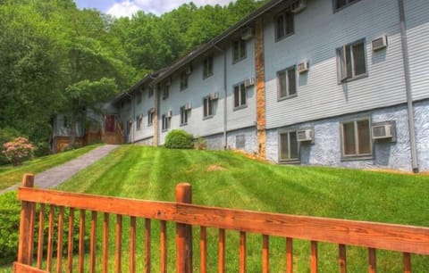 This charming lodge features a queen bed studio with a partial kitchenette, nestled in a scenic mountain setting close to ski resorts and offering amenities such as Wi-Fi, a smart TV, and an inviting outdoor BBQ area.