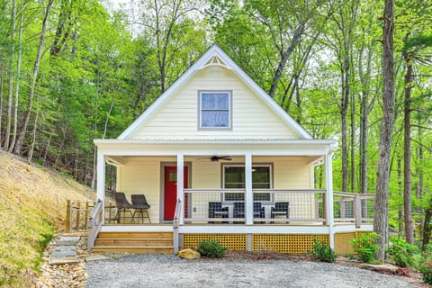 Hendersonville Vacation Rental | 2BR | 2BA | Stairs Required | 980 Sq Ft