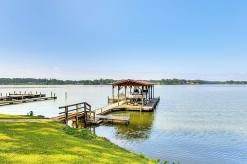 Cross Hill Vacation Rental | 3BR | 2BA | 2,400 Sq Ft | Step-Free Entry
