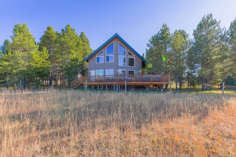 Enjoy breath taking mountain views out the back deck!