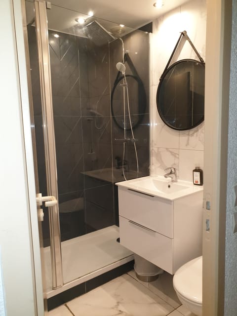 Comfort Room, 1 Queen Bed | Bathroom shower