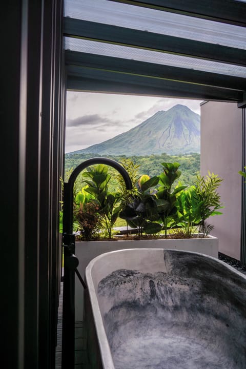 Bathtub in the second level terrace
