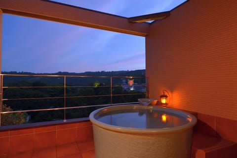 Standard Twin Room, Balcony, Partial Ocean View | Down comforters, individually decorated, desk, laptop workspace