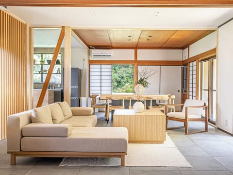 ・[Living room] There is no wall separating the living/dining room from the kitchen, making it a spacious space.