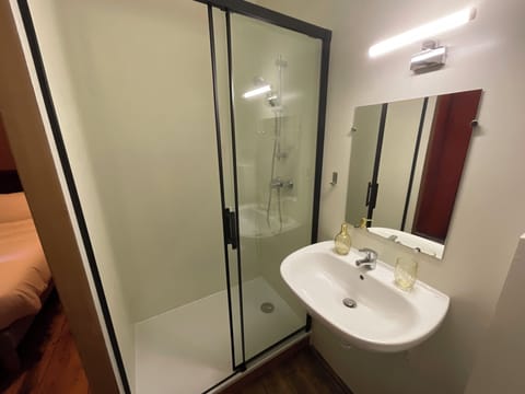 Traditional Single Room | Bathroom | Shower, hair dryer, towels, soap