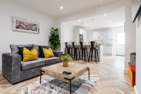 Living, Kitchen & Dining:
Open-plan lounge/kitchen/dining with natural light, Smart TV + Netflix, and a small sofa bed for extra flexibility.