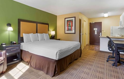 Studio, 1 King Bed, Non Smoking | Desk, iron/ironing board, free WiFi, bed sheets