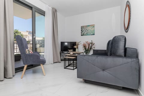 Luxury Apartment, City View | Living area