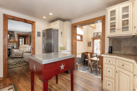 Cabin, 4 Bedrooms | Interior