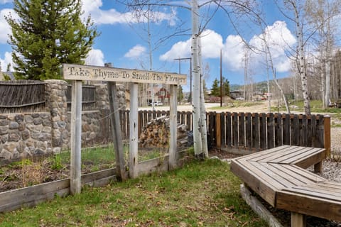 Cabin, 4 Bedrooms | Property grounds