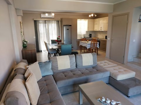 House | 3 bedrooms, desk